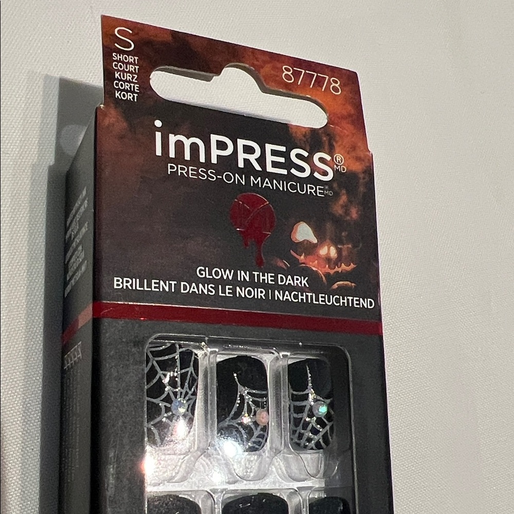 “🩷Bundle 4/$19” imPRESS Glow-in-the-Dark Black and Silver Halloween Spider Nails - Picture 2 of 3